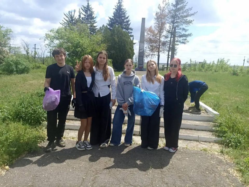 Акция «Маленькие добрые дела» продолжает свою работу в г. Моспино. Так, сегодня, 20 мая, учащиеся «ГБОУ Школа № 153 г.о. Донецк» очистили от мусора и сорняков территорию у «Памятника воинам-землякам»