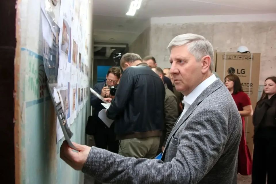 Вместе с губернатором Ленинградской области Александром Дрозденко проехали по Енакиево Вместе с губернатором Ленинградской области Александром Дрозденко проехали по Енакиево