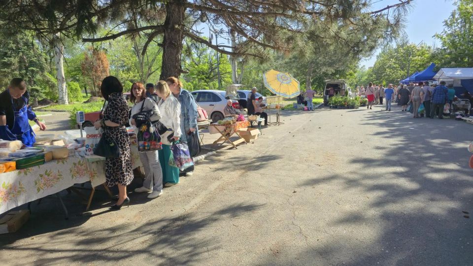 В поселке Старобешево прошла выездная торговая ярмарка