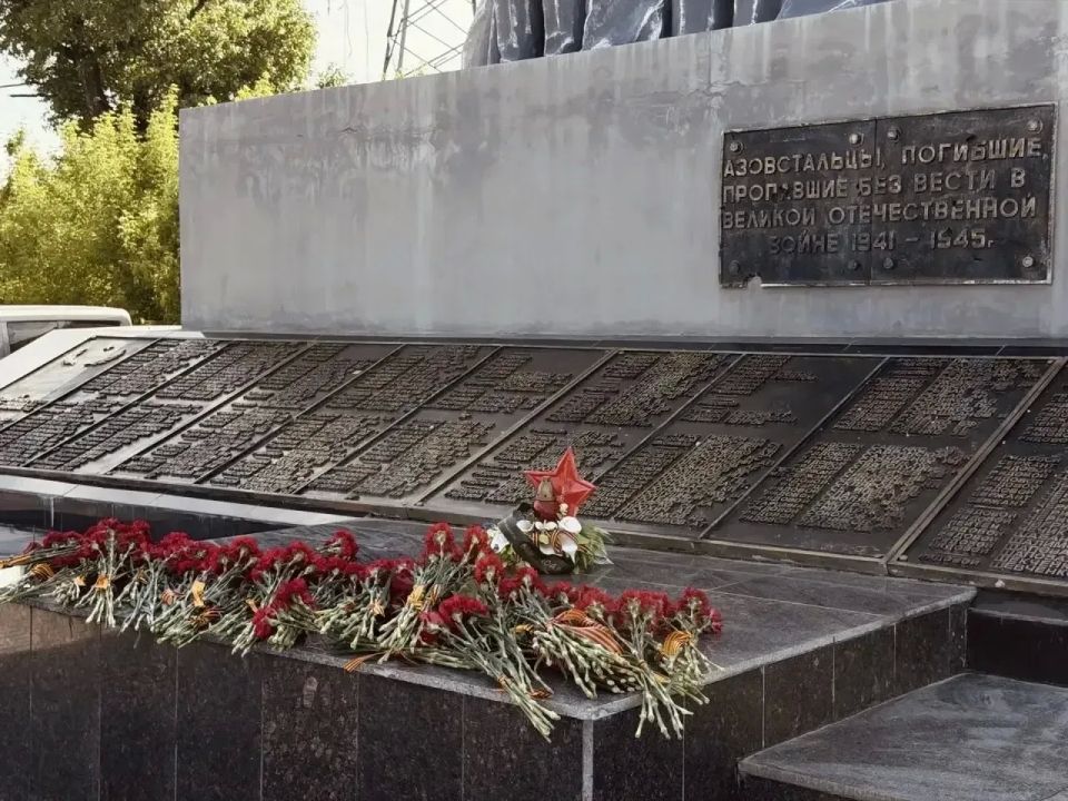 В День освобождения Мариуполя активисты «Молодой Гвардии» возложили цветы к памятнику погибшим работникам Азовстали В День освобождения Мариуполя активисты «Молодой Гвардии» возложили цветы к памятнику погибшим работникам Азовстали