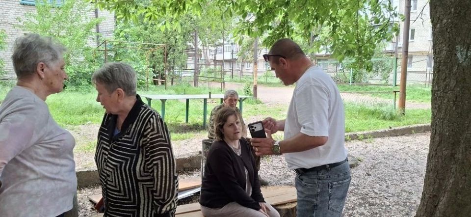 Встреча с жителями. 20 мая временно исполняющий полномочия главы муниципального образования городской округ Иловайск – Кузнецов Александр Васильевич встретился в жителями дома №108 по ул. Первомайская Встреча с жителями. 20 мая временно исполняющий полномочия главы муниципального образования городской округ Иловайск – Кузнецов Александр Васильевич встретился в жителями дома №108 по ул. Первомайская