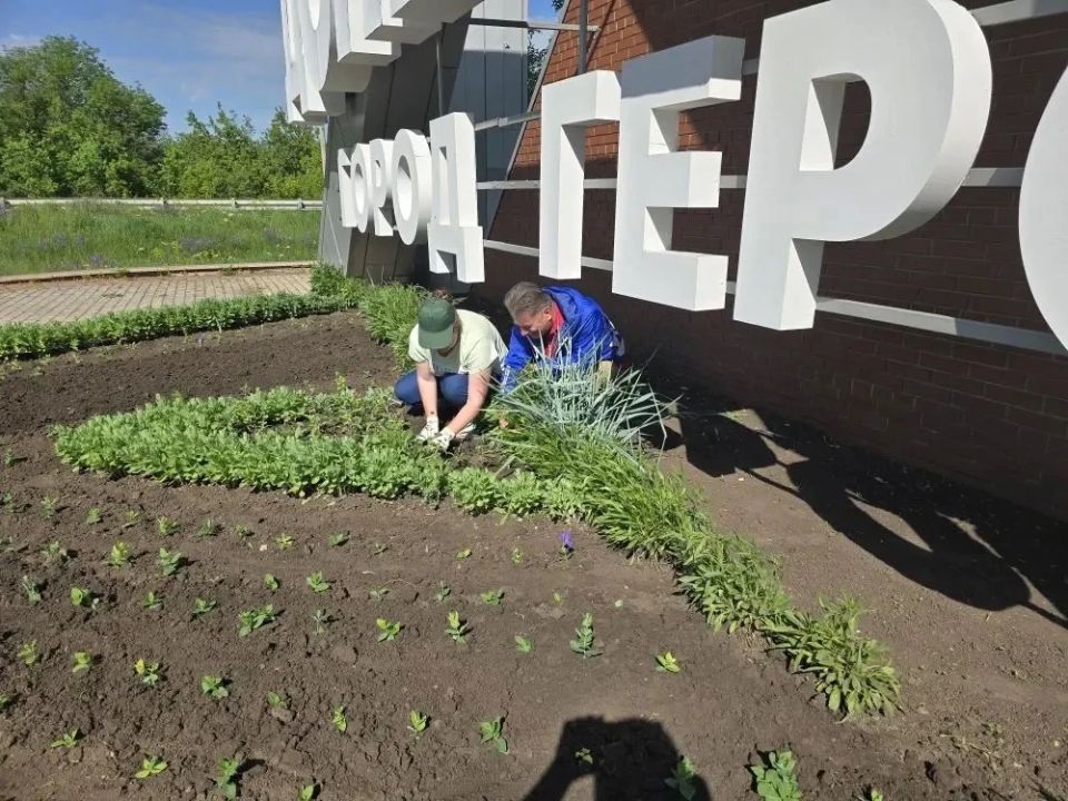 Партийцы Ленинского внутригородского района г.о. Донецк приняли участие в акции «Маленькие добрые дела»
