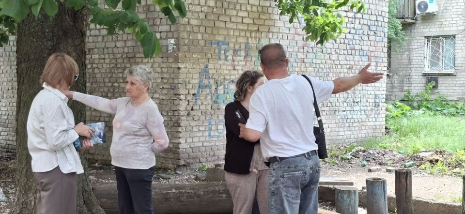 Встреча с жителями. 20 мая временно исполняющий полномочия главы муниципального образования городской округ Иловайск – Кузнецов Александр Васильевич встретился в жителями дома №108 по ул. Первомайская Встреча с жителями. 20 мая временно исполняющий полномочия главы муниципального образования городской округ Иловайск – Кузнецов Александр Васильевич встретился в жителями дома №108 по ул. Первомайская