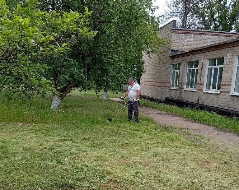 Сегодня, 20 мая, с целью приведения территории в надлежащее санитарное состояние в Кировском внутригородском районе города Макеевки предприятиями, организациями и учреждениями района продолжаются работы по покосу травы Сегодня, 20 мая, с целью приведения территории в надлежащее санитарное состояние в Кировском внутригородском районе города Макеевки предприятиями, организациями и учреждениями района продолжаются работы по покосу травы
