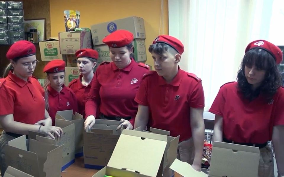 Юнармейцы Северска отправили бойцам продукты и письма
