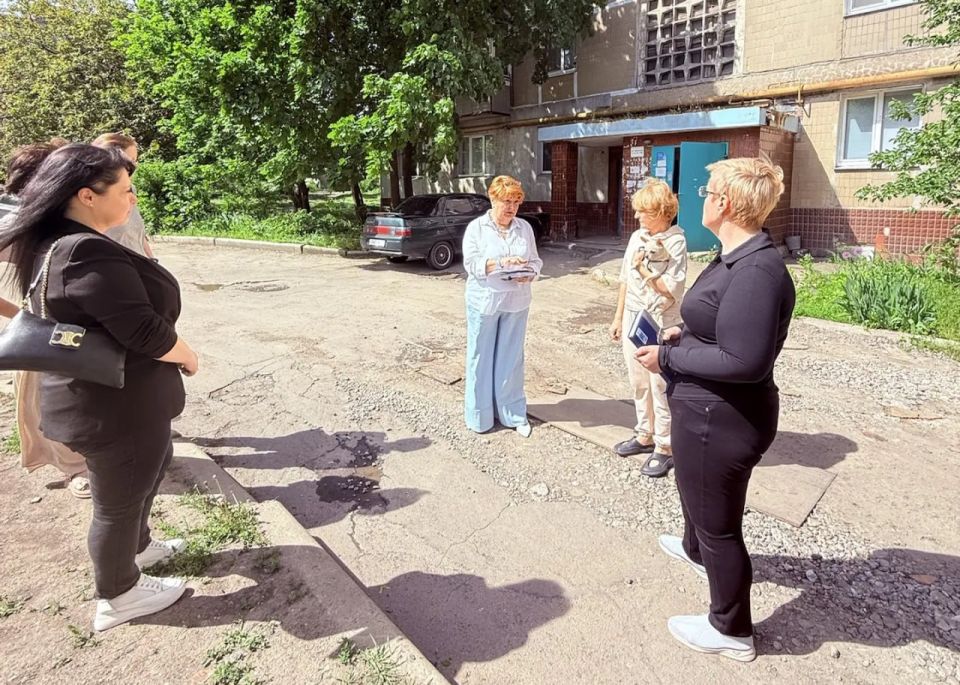 Иван Адамец: Управляющий делами управы Куйбышевского района Марина Нечаева совместно с представителями Единого регионального фонда по обслуживанию МКД провела встречу с жителями дома № 6 по улице Церетели Иван Адамец: Управляющий делами управы Куйбышевского района Марина Нечаева совместно с представителями Единого регионального фонда по обслуживанию МКД провела встречу с жителями дома № 6 по улице Церетели