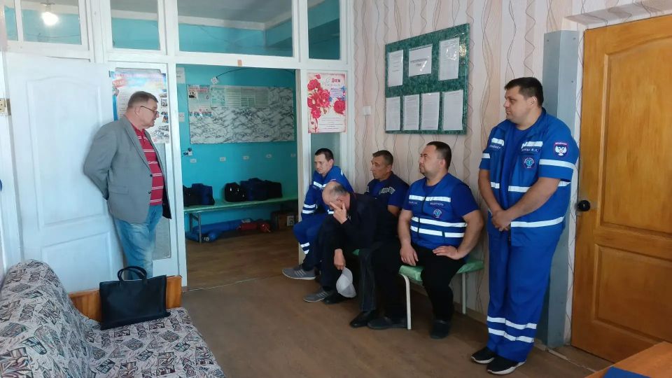 Заместитель председателя Амвросиевского муниципального совета и руководитель фракции «Единая Россия» Юрий Толок провел встречу с работниками скорой медицинской помощи