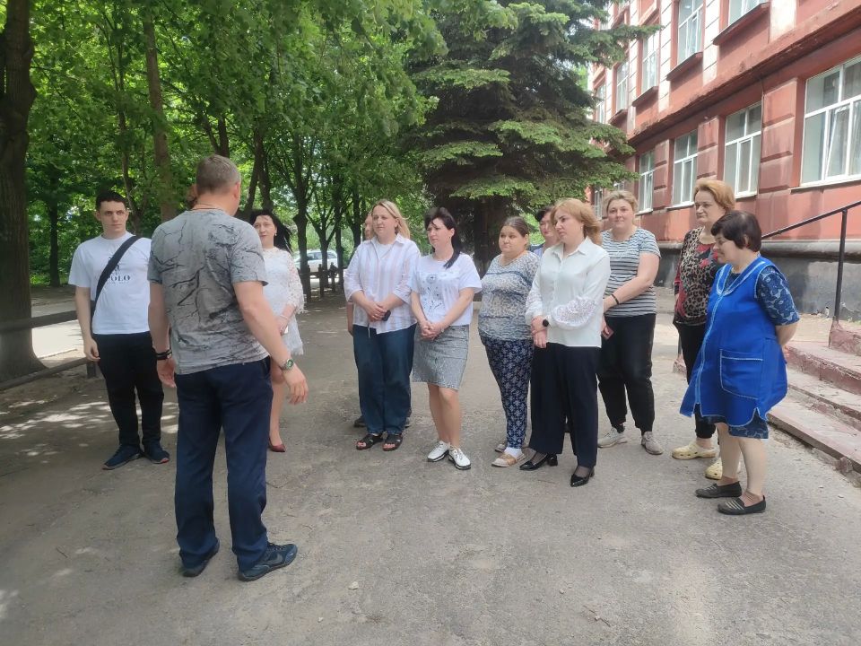 Сегодня, 20 мая, по поручению Главы ДНР Дениса Пушилина, первый заместитель руководителя Управы Кировского внутригородского района Администрации городского округа Макеевка Донецкой Народной Республики Андрей Коренев провел... Сегодня, 20 мая, по поручению Главы ДНР Дениса Пушилина, первый заместитель руководителя Управы Кировского внутригородского района Администрации городского округа Макеевка Донецкой Народной Республики Андрей Коренев провел...