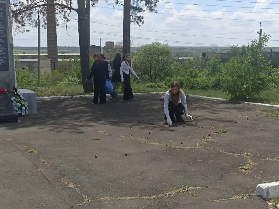 Акция «Маленькие добрые дела» продолжает свою работу в г. Моспино. Так, сегодня, 20 мая, учащиеся «ГБОУ Школа № 153 г.о. Донецк» очистили от мусора и сорняков территорию у «Памятника воинам-землякам» Акция «Маленькие добрые дела» продолжает свою работу в г. Моспино. Так, сегодня, 20 мая, учащиеся «ГБОУ Школа № 153 г.о. Донецк» очистили от мусора и сорняков территорию у «Памятника воинам-землякам»
