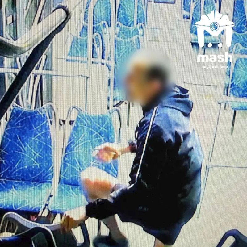 Если вы не поняли, что за конечности торчат и откуда, сейчас расскажем, как житель Донецка спёр из троллейбуса 70к Если вы не поняли, что за конечности торчат и откуда, сейчас расскажем, как житель Донецка спёр из троллейбуса 70к