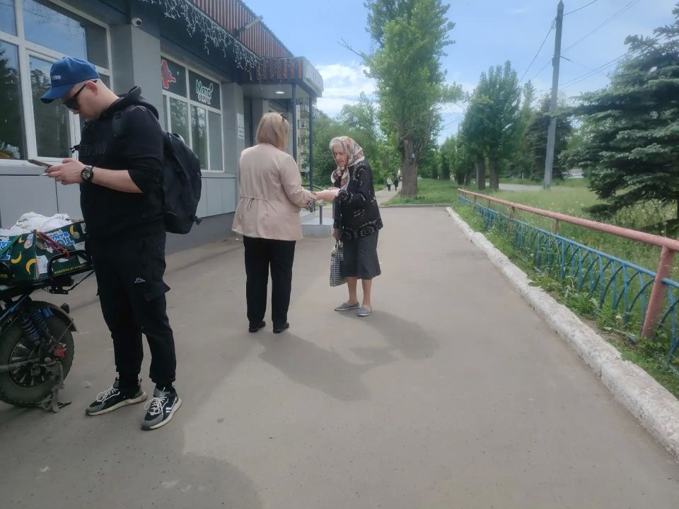 19 мая, в Кировском внутригородском районе города Макеевки прошла раздача предвыборной газеты среди жителей города 19 мая, в Кировском внутригородском районе города Макеевки прошла раздача предвыборной газеты среди жителей города