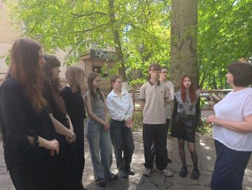 Депутат Торезского городского совета Екатерина Диденко провела встречу с выпускниками Торезского филиала (РАНХиГС)
