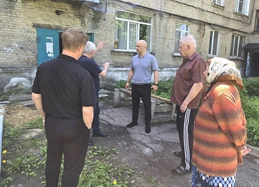 Сегодня, 20 мая, глава муниципального образования городского округа Дебальцево, секретарь МО Всероссийской политической партии «Единая Россия» Сергей Желновач встретился с жителями дома № 124 в по ул.Калинина