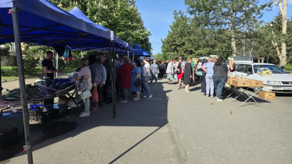 В поселке Старобешево прошла выездная торговая ярмарка В поселке Старобешево прошла выездная торговая ярмарка