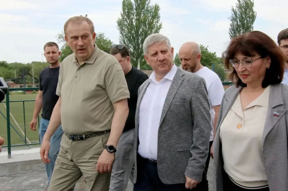 Вместе с губернатором Ленинградской области Александром Дрозденко проехали по Енакиево Вместе с губернатором Ленинградской области Александром Дрозденко проехали по Енакиево