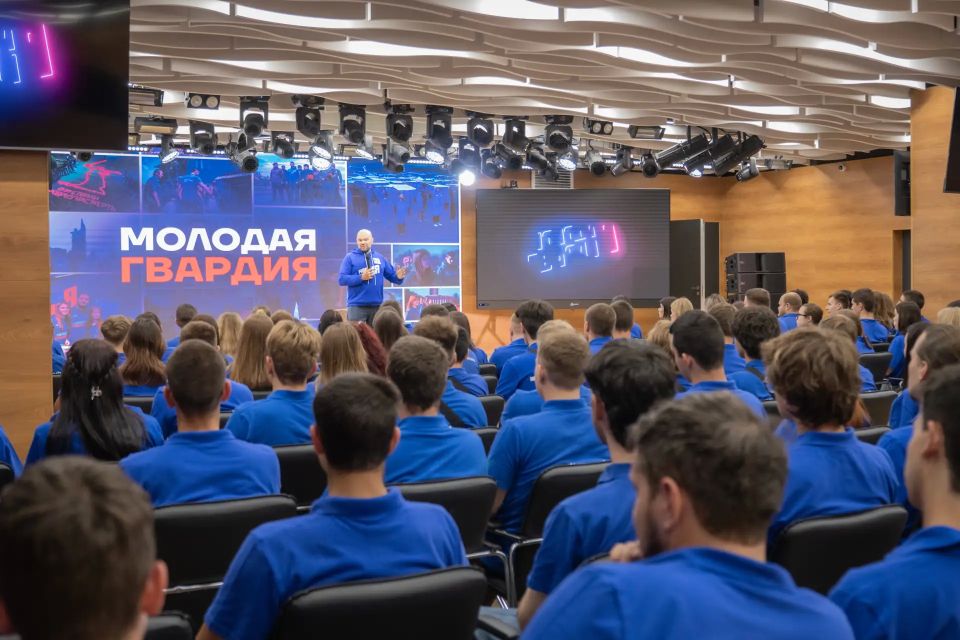 В день освобождения Мариуполя активисты встретилась с председателем «Молодой Гвардии» Антоном Демидовым В день освобождения Мариуполя активисты встретилась с председателем «Молодой Гвардии» Антоном Демидовым