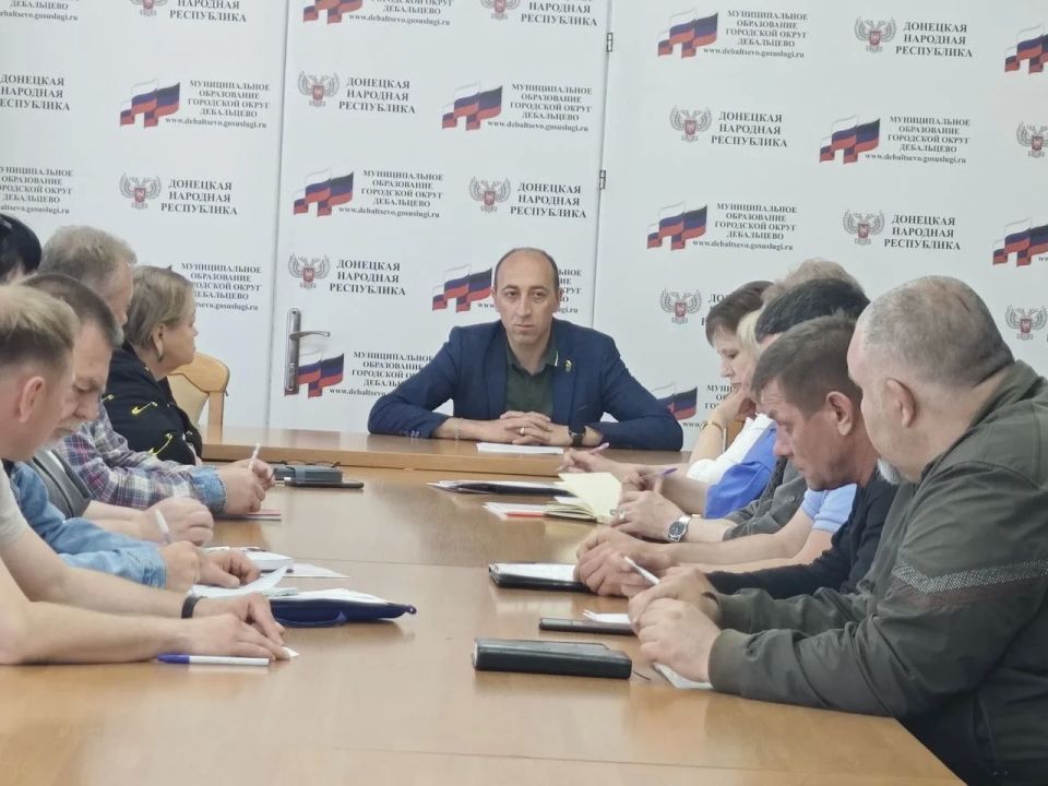 Сегодня 20 мая 2026 года заместитель главы администрации городского округа Дебальцево Евгений Глебов провел заседание комиссии по вопросам подготовки объектов жилищно-коммунального хозяйства, социальной сферы, к работе в... Сегодня 20 мая 2026 года заместитель главы администрации городского округа Дебальцево Евгений Глебов провел заседание комиссии по вопросам подготовки объектов жилищно-коммунального хозяйства, социальной сферы, к работе в...