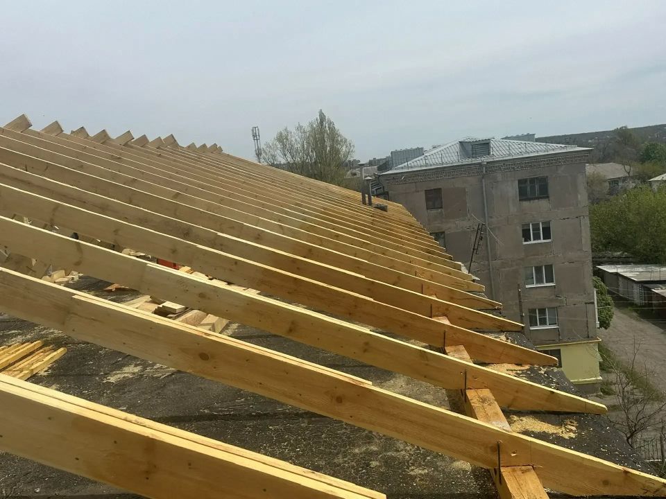 Самарские строители ремонтируют кровлю жилого дома в Снежном Самарские строители ремонтируют кровлю жилого дома в Снежном