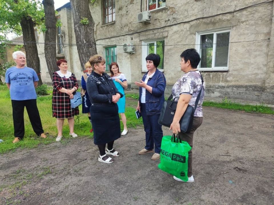 20 мая Первый заместитель главы администрации городского округа Торез Анна Макарова провела встречу с населением на ул. Ленина д.264
