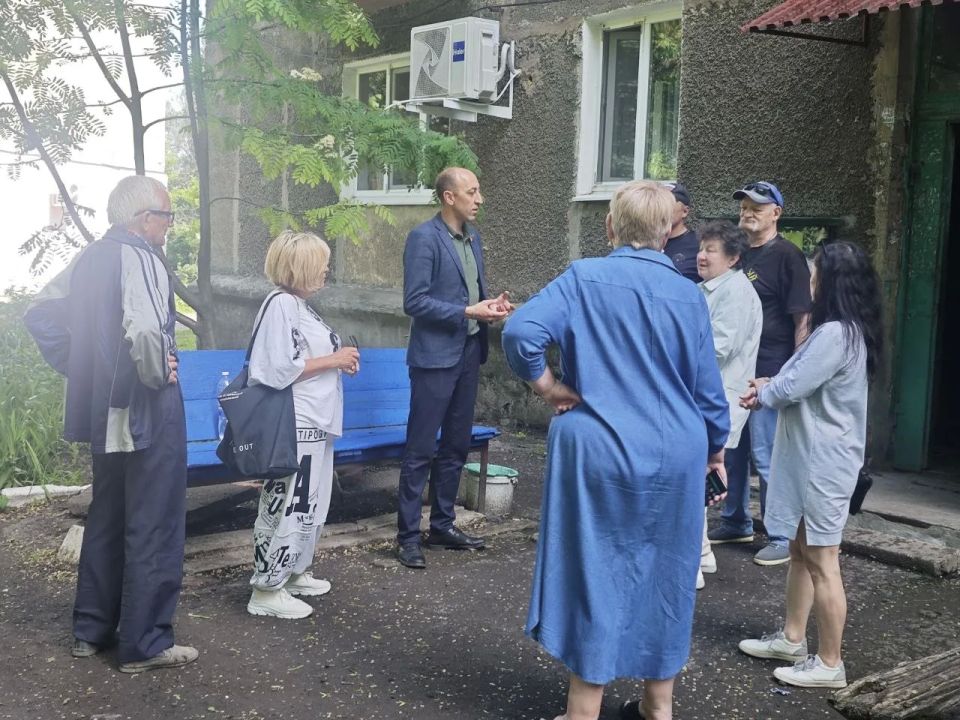 Заместитель главы администрации городского округа Дебальцево Евгений Глебов провел встречу с населением в Заводском поселке