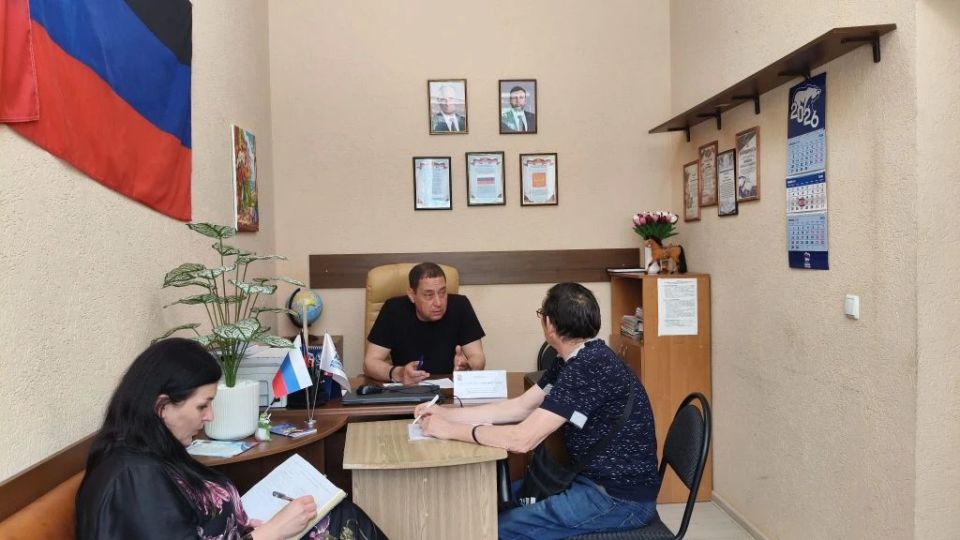 Константин Зинченко: На связи с гражданами. Провел прием граждан в Волновахском отделении общественной приемной Единой России совместно с представителями профильных управлений и отделов администрации Волновахского МО. 1 Ко...