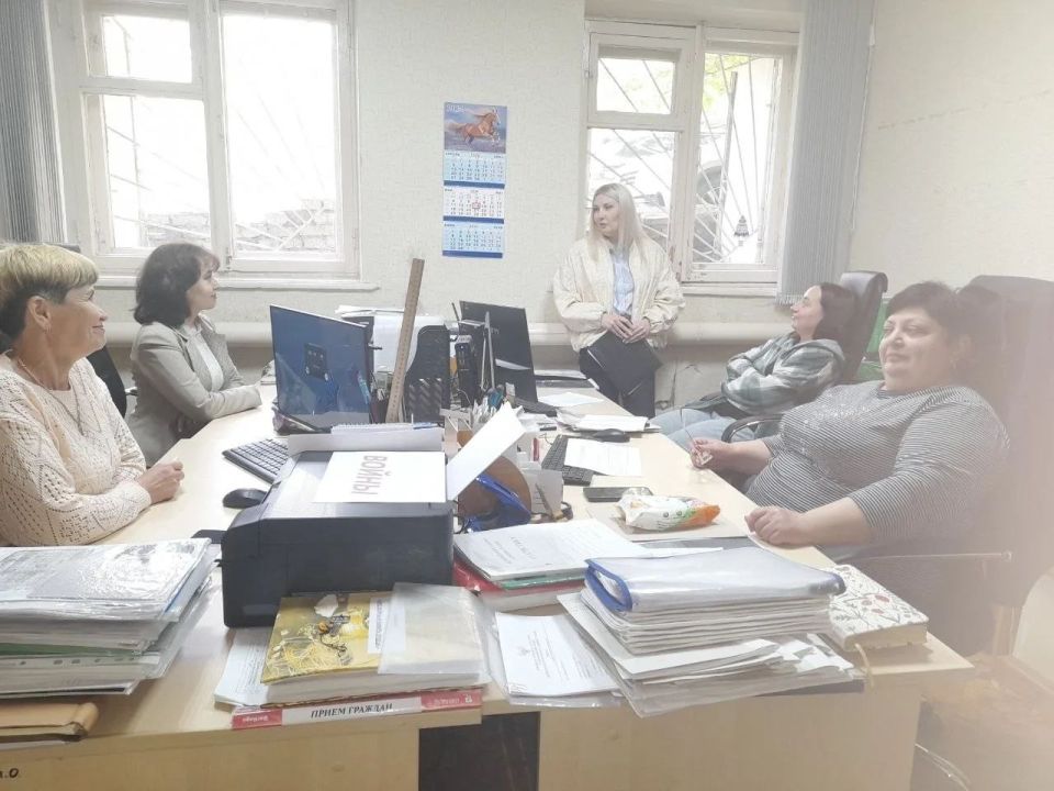 Заместитель Главы Администрации Тельмановского муниципального округа провела встречу с трудовым коллективом архивного отдела в пгт Тельманово