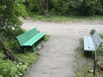 20 мая, с целью реализации проекта «Маленькие добрые дела», активистами ПО №547 была осуществлена покраска придворовых лавочек