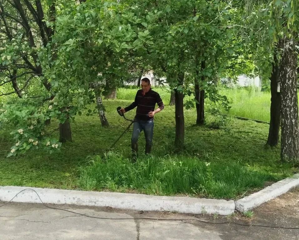 Сегодня, 20 мая, с целью приведения территории в надлежащее санитарное состояние в Кировском внутригородском районе города Макеевки предприятиями, организациями и учреждениями района продолжаются работы по покосу травы Сегодня, 20 мая, с целью приведения территории в надлежащее санитарное состояние в Кировском внутригородском районе города Макеевки предприятиями, организациями и учреждениями района продолжаются работы по покосу травы