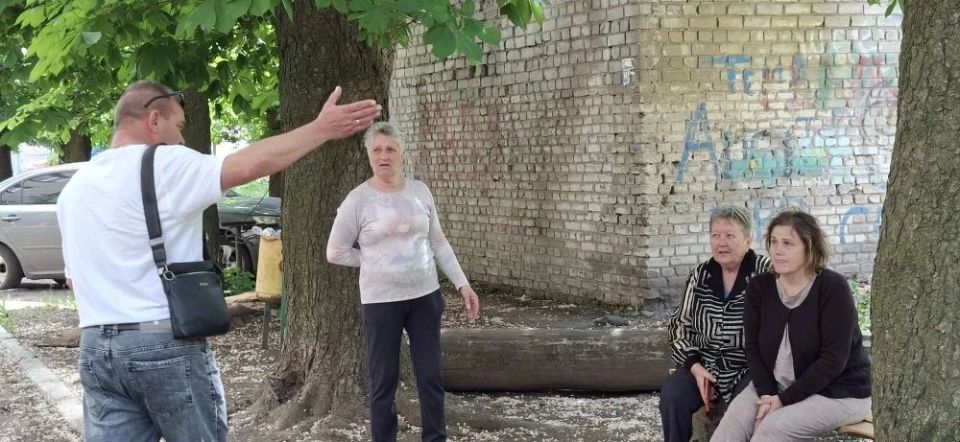 Встреча с жителями. 20 мая временно исполняющий полномочия главы муниципального образования городской округ Иловайск – Кузнецов Александр Васильевич встретился в жителями дома №108 по ул. Первомайская Встреча с жителями. 20 мая временно исполняющий полномочия главы муниципального образования городской округ Иловайск – Кузнецов Александр Васильевич встретился в жителями дома №108 по ул. Первомайская