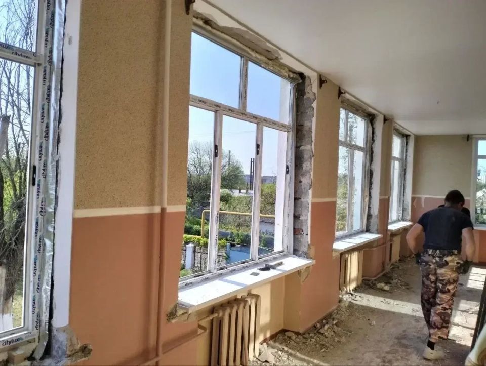 В детском саду № 6 Харцызска обновляют окна при поддержке Нижегородской области В детском саду № 6 Харцызска обновляют окна при поддержке Нижегородской области