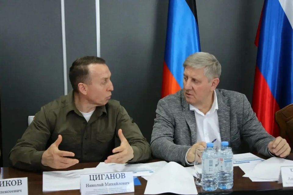 Вместе с губернатором Ленинградской области Александром Дрозденко проехали по Енакиево Вместе с губернатором Ленинградской области Александром Дрозденко проехали по Енакиево