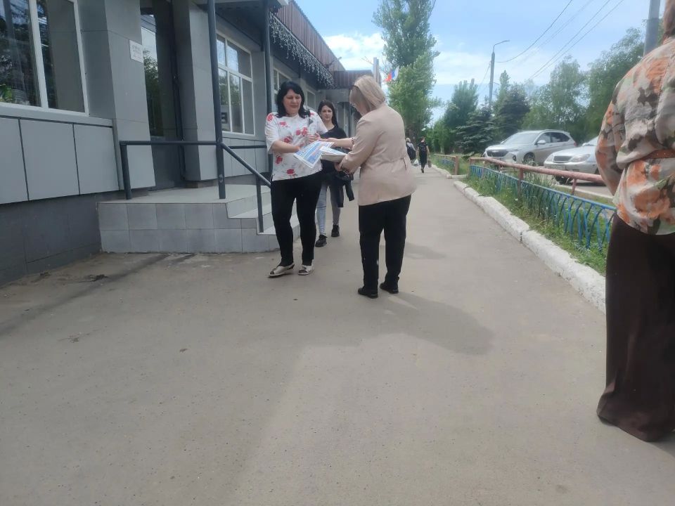 19 мая, в Кировском внутригородском районе города Макеевки прошла раздача предвыборной газеты среди жителей города 19 мая, в Кировском внутригородском районе города Макеевки прошла раздача предвыборной газеты среди жителей города
