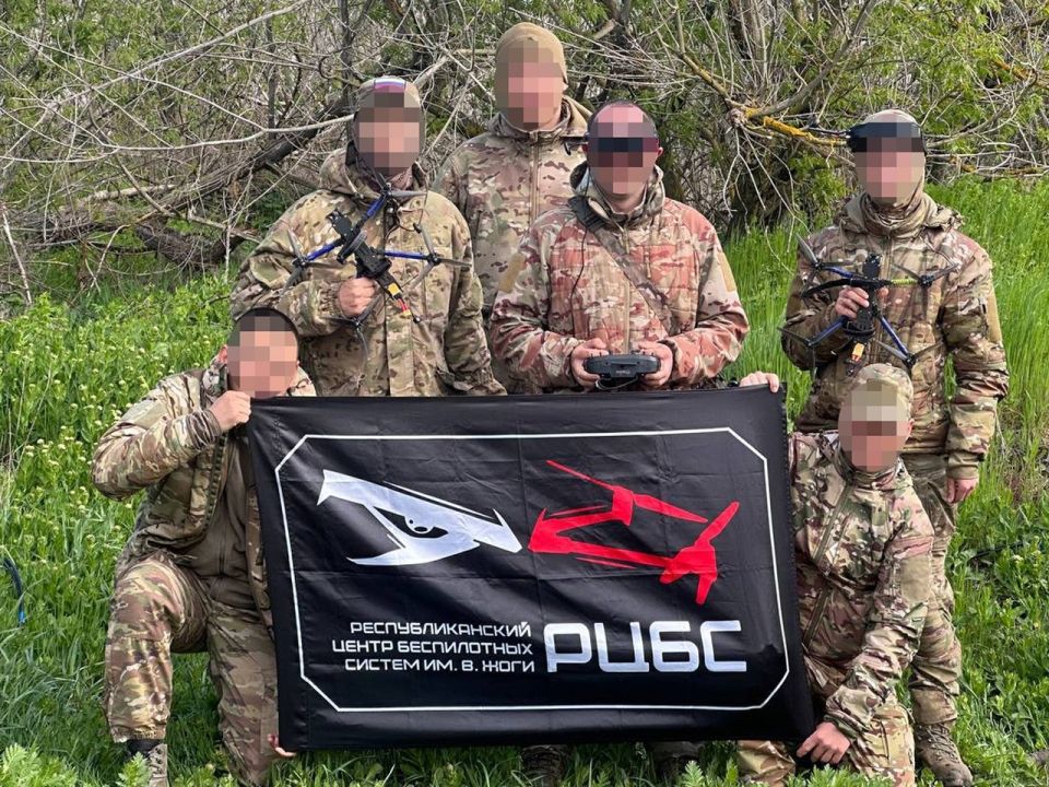 В современной войне FPV-дроны стали тактическим множителем, где реальная эффективность платформы зависит не от заводских характеристик, а от оператора и техника, который ее готовит В современной войне FPV-дроны стали тактическим множителем, где реальная эффективность платформы зависит не от заводских характеристик, а от оператора и техника, который ее готовит