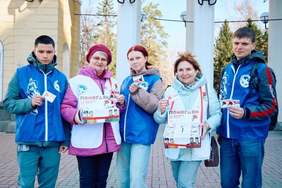 Маленький значок — реальная помощь: жители ДНР могут поддержать ветеранов в акции "Красная гвоздика"
