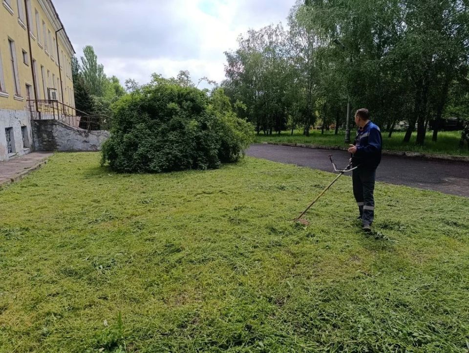 Сегодня, 20 мая, с целью приведения территории в надлежащее санитарное состояние в Кировском внутригородском районе города Макеевки предприятиями, организациями и учреждениями района продолжаются работы по покосу травы Сегодня, 20 мая, с целью приведения территории в надлежащее санитарное состояние в Кировском внутригородском районе города Макеевки предприятиями, организациями и учреждениями района продолжаются работы по покосу травы