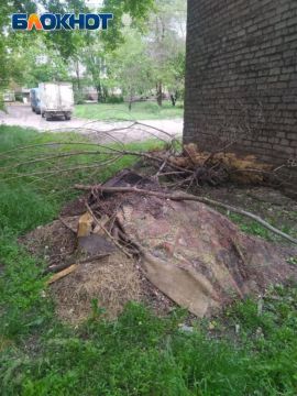 В центре Енакиево ЖЭК оставил жителям огромную мусорную кучу