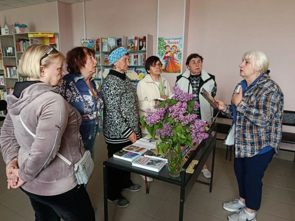 В городских библиотеках проходят выставки ко Дню освобождения Мариуполя