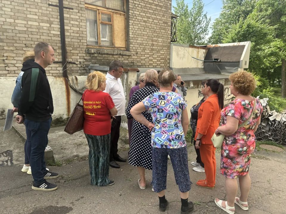 Продолжаются сходы с жителями Ленинского района города Донецка Продолжаются сходы с жителями Ленинского района города Донецка