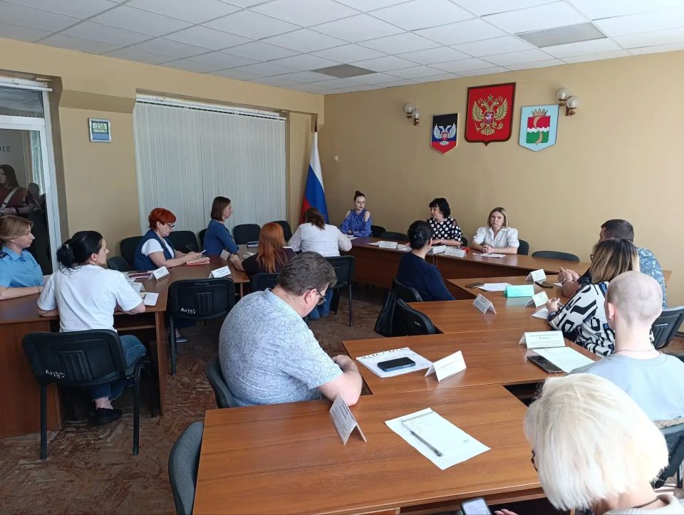 В администрации Амвросиевского муниципального округа состоялось очередное заседание комиссии по делам несовершеннолетних и защите их прав под председательством Крюковой Елены Николаевны