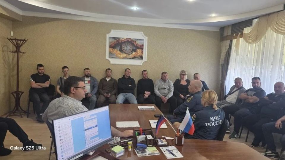 Первый заместитель Главы администрации Владимир Топузов совместно с заведующим Урзуфским территориальным сектором администрации Николаем Аджавенко и представителями Государственной инспекции по маломерным судам МЧС России... Первый заместитель Главы администрации Владимир Топузов совместно с заведующим Урзуфским территориальным сектором администрации Николаем Аджавенко и представителями Государственной инспекции по маломерным судам МЧС России...
