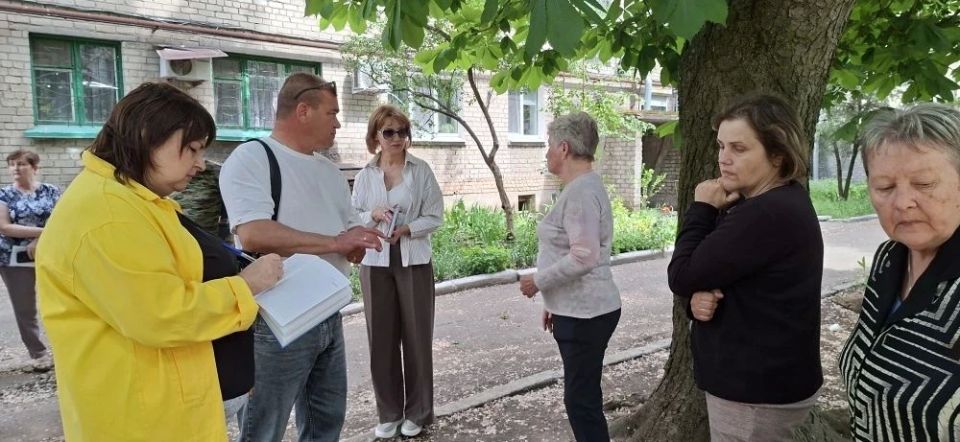 Встреча с жителями. 20 мая временно исполняющий полномочия главы муниципального образования городской округ Иловайск – Кузнецов Александр Васильевич встретился в жителями дома №108 по ул. Первомайская Встреча с жителями. 20 мая временно исполняющий полномочия главы муниципального образования городской округ Иловайск – Кузнецов Александр Васильевич встретился в жителями дома №108 по ул. Первомайская