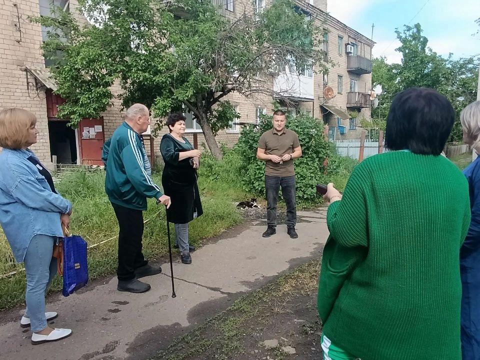 Замглавы администрации Снежного ответил на вопросы жителей улицы Терешковой Замглавы администрации Снежного ответил на вопросы жителей улицы Терешковой
