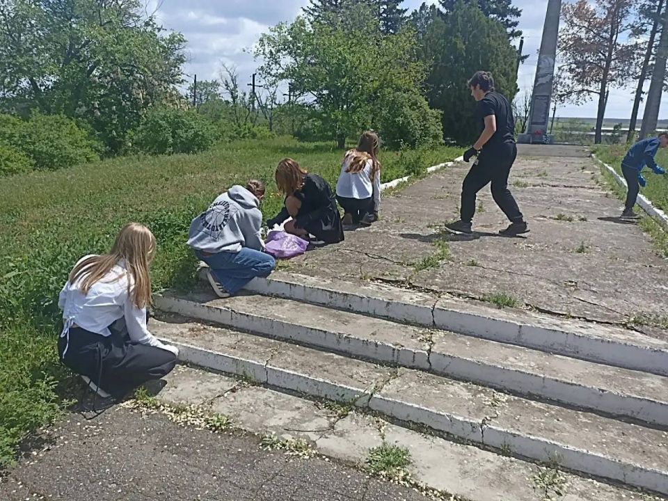 Акция «Маленькие добрые дела» продолжает свою работу в г. Моспино. Так, сегодня, 20 мая, учащиеся «ГБОУ Школа № 153 г.о. Донецк» очистили от мусора и сорняков территорию у «Памятника воинам-землякам» Акция «Маленькие добрые дела» продолжает свою работу в г. Моспино. Так, сегодня, 20 мая, учащиеся «ГБОУ Школа № 153 г.о. Донецк» очистили от мусора и сорняков территорию у «Памятника воинам-землякам»