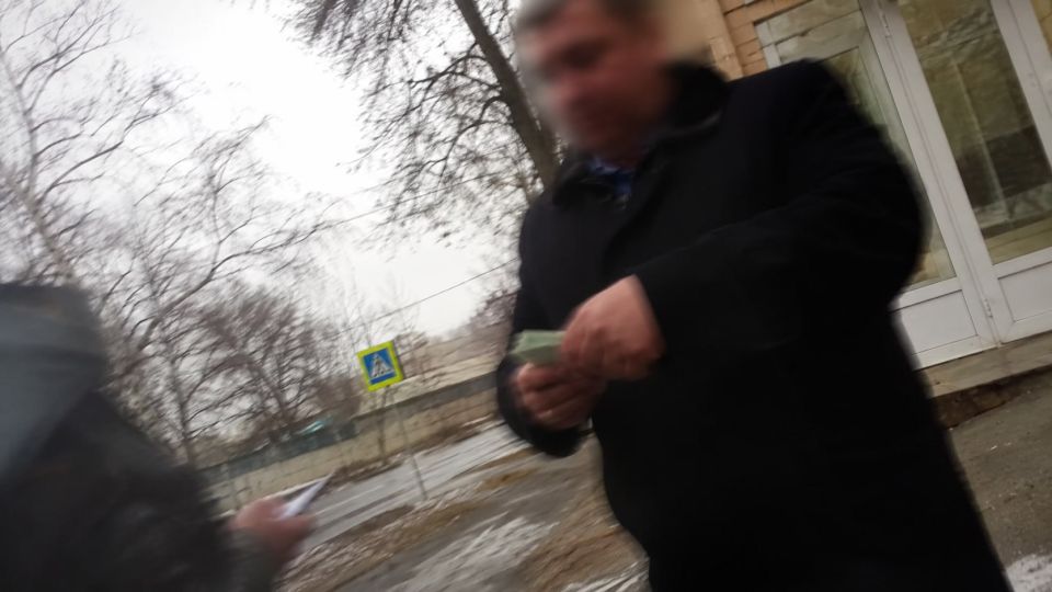 Бывший замглавы «Почты Донбасса» сел на 7 лет за 70 тысяч отката от поставщика конфет