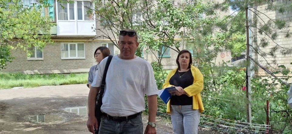 Встреча с жителями. 20 мая временно исполняющий полномочия главы муниципального образования городской округ Иловайск – Кузнецов Александр Васильевич встретился в жителями дома №108 по ул. Первомайская Встреча с жителями. 20 мая временно исполняющий полномочия главы муниципального образования городской округ Иловайск – Кузнецов Александр Васильевич встретился в жителями дома №108 по ул. Первомайская