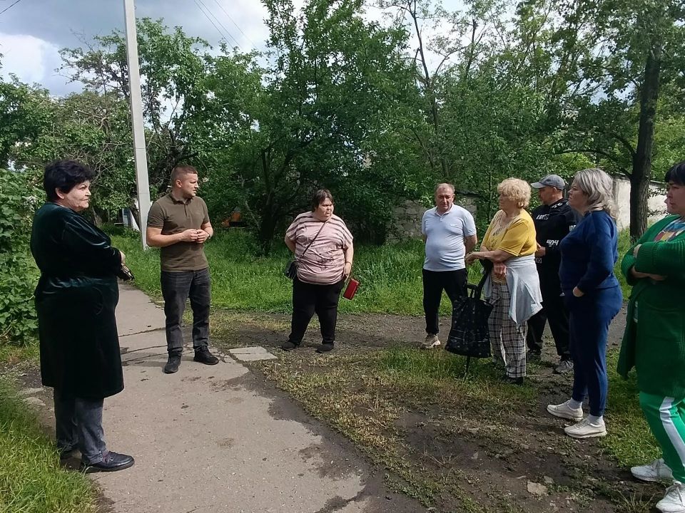 Замглавы администрации Снежного ответил на вопросы жителей улицы Терешковой Замглавы администрации Снежного ответил на вопросы жителей улицы Терешковой