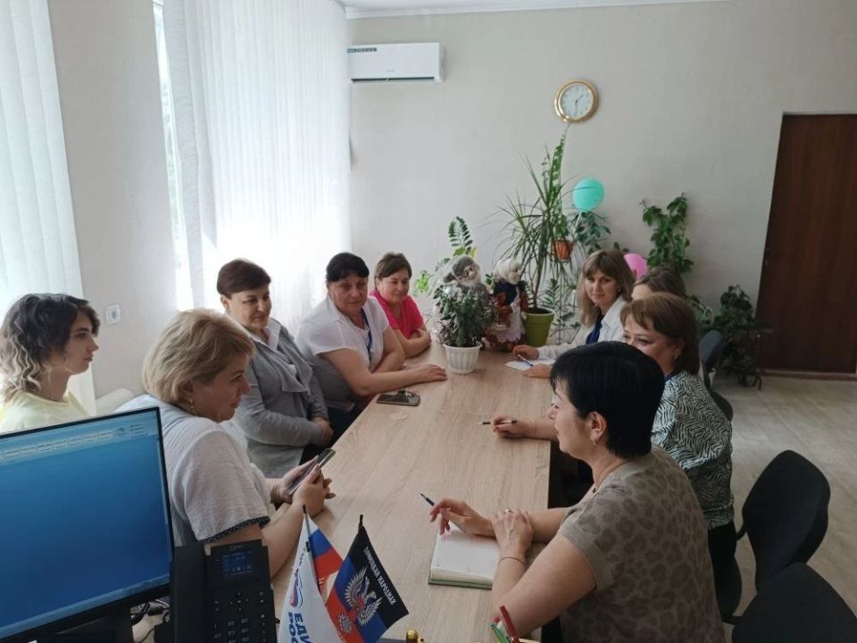 Сегодня в пгт Тельманово состоялась встреча заместителя Главы Администрации Тельмановского округа с трудовым коллективом Клиентской службы (на правах отдела) Сегодня в пгт Тельманово состоялась встреча заместителя Главы Администрации Тельмановского округа с трудовым коллективом Клиентской службы (на правах отдела)