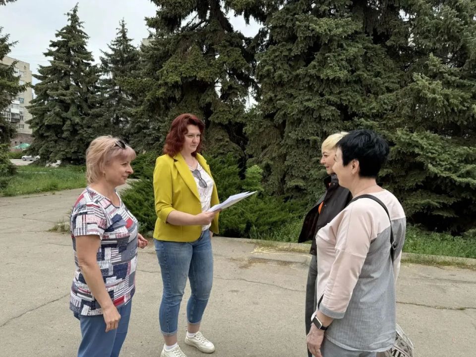 В рамках реализации проекта ВПП «Единая Россия» «Крепкая семья», специалисты отдела опеки и попечительства администрации городского округа провели встречу с жителями города Светлодарск