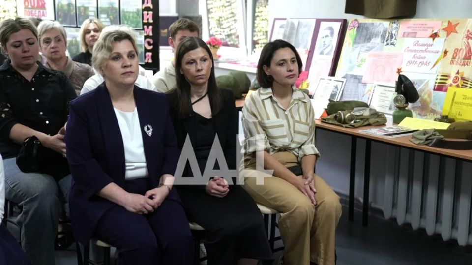 «Парты Героя» в память о четырех защитниках открыли в донецких школах «Парты Героя» в память о четырех защитниках открыли в донецких школах