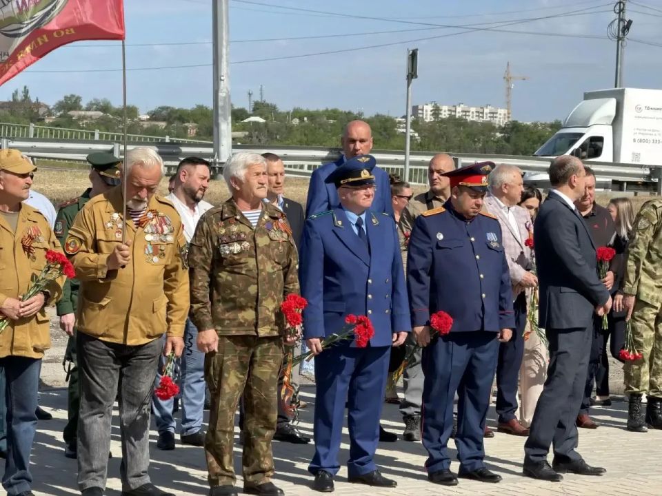 В Мариуполе офицеры СК возложили цветы к памятнику азовстальцам В Мариуполе офицеры СК возложили цветы к памятнику азовстальцам
